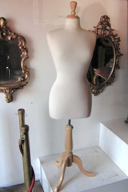 MANNEQUIN, Natural Dressmaking on Timber Stand